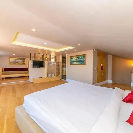 Taksim Istiklal Street Next2 Istanbul